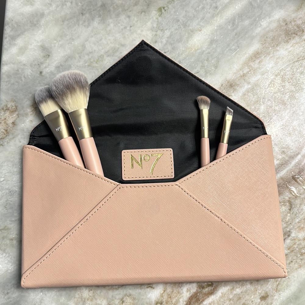 N°7 brush set with case